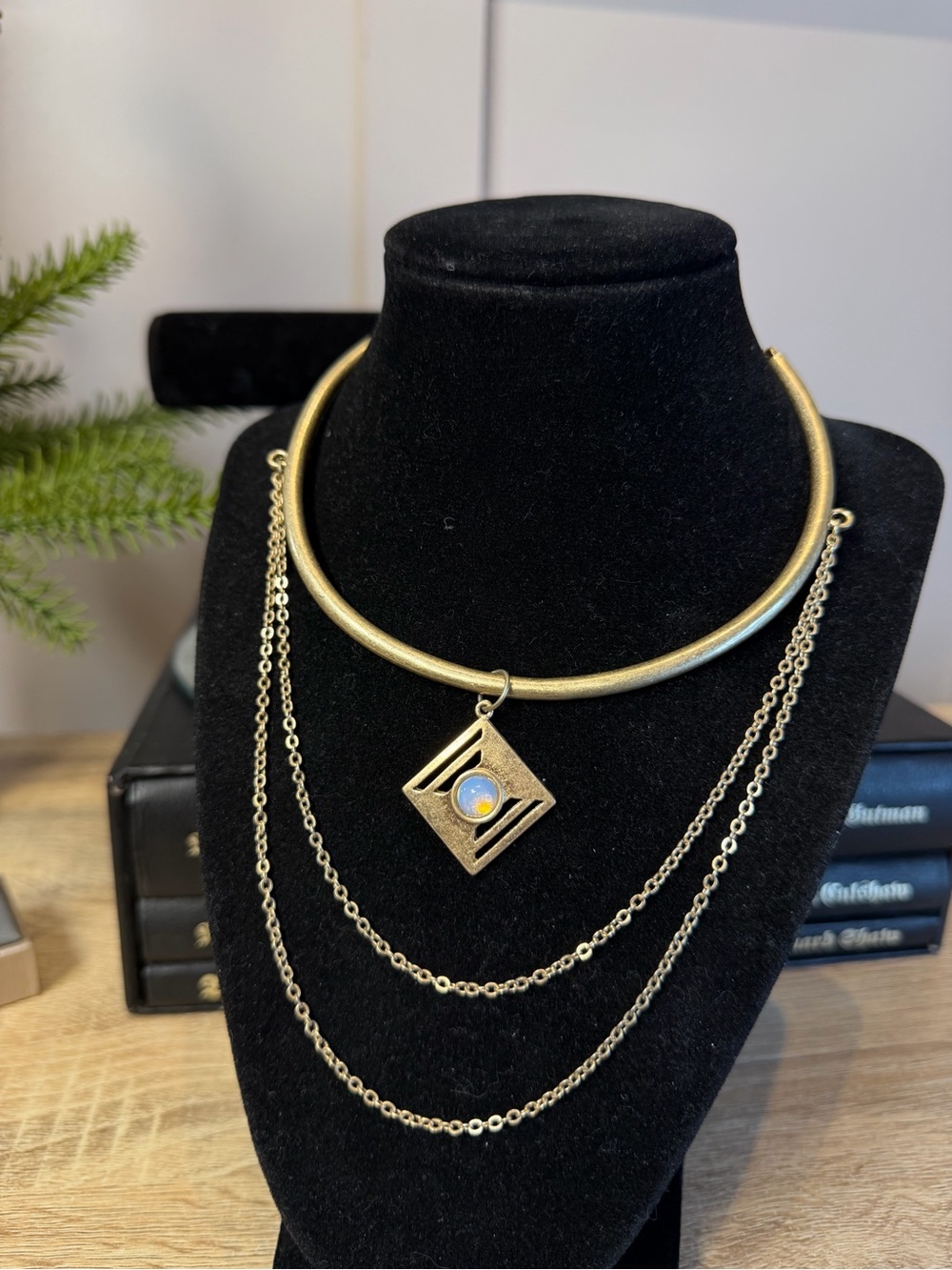 Boho Vtg 1980s-inspired choker features a geometric gold-tone square pendant